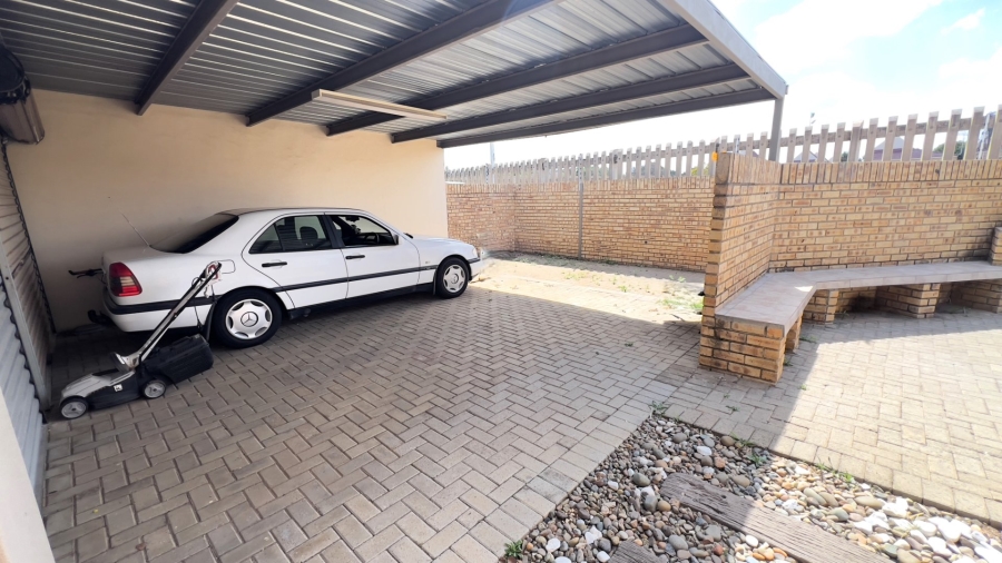 3 Bedroom Property for Sale in Langenhovenpark Free State